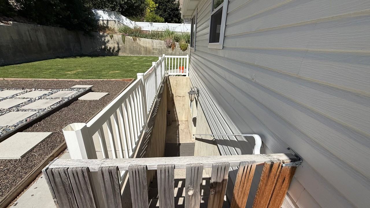1184 N St - Photo 3 of 20