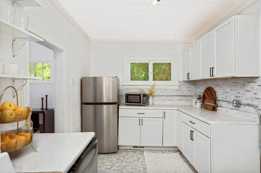 1501 Logan Ave N - Photo 3 of 11