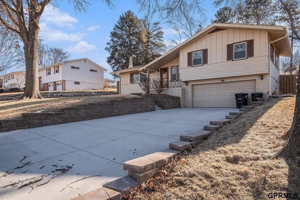 10021 Pinkney St - Photo 2 of 11