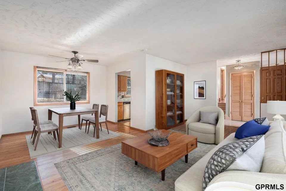 10021 Pinkney St - Photo 3 of 11