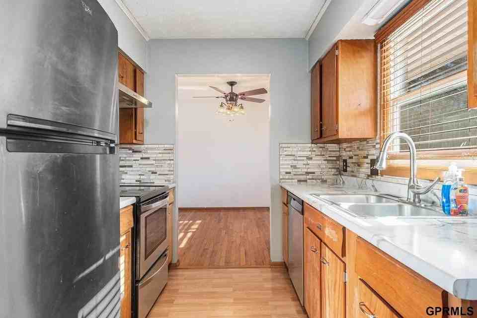 10021 Pinkney St - Photo 6 of 11