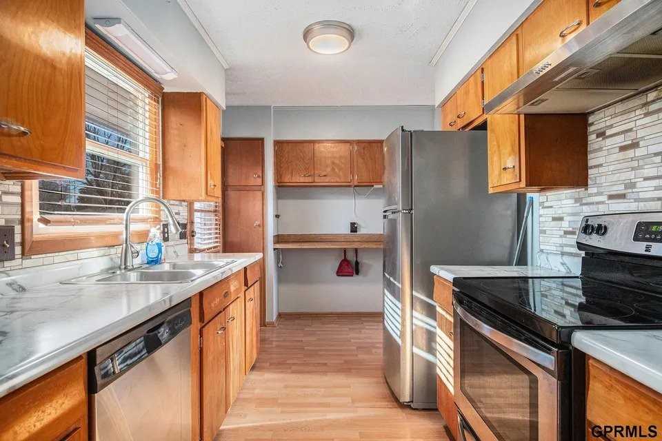 10021 Pinkney St - Photo 7 of 11