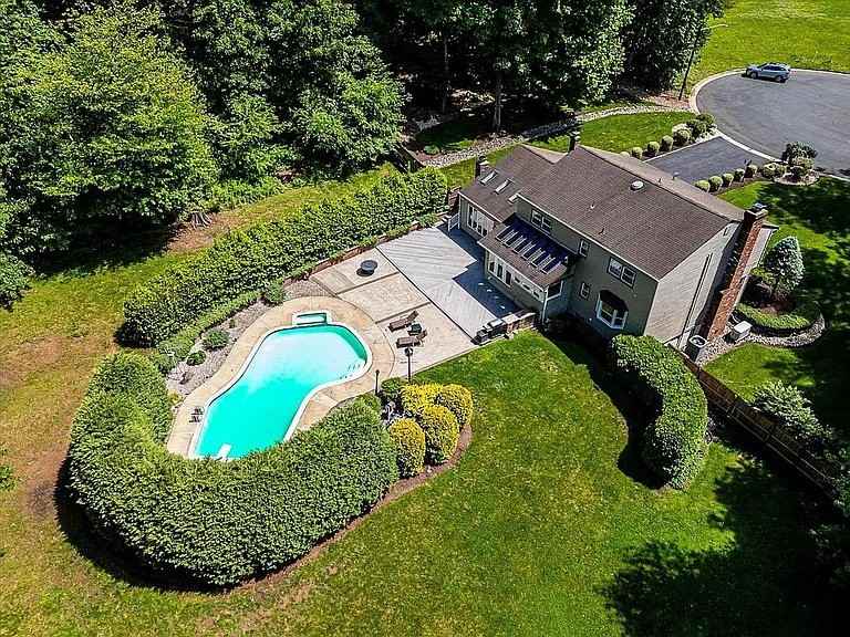 9 King Arthurs Ct - Photo 2 of 24