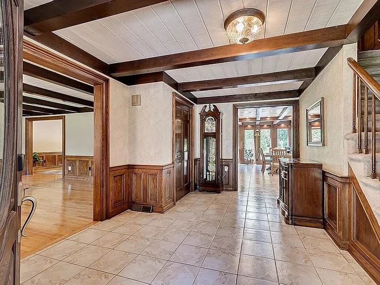 9 King Arthurs Ct - Photo 3 of 24