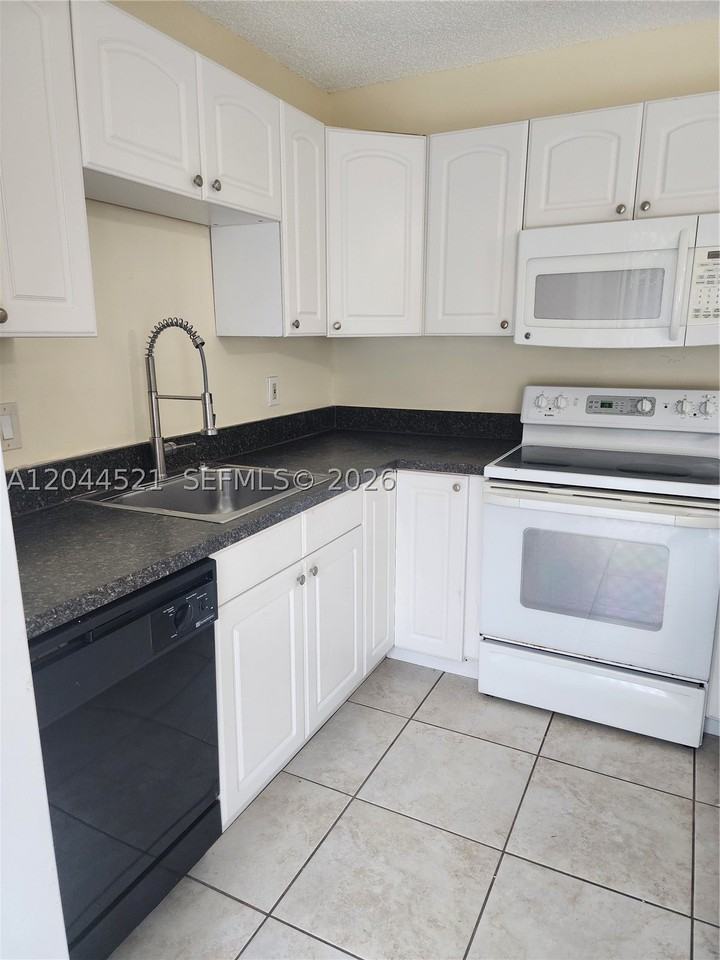 2148 White Pine Cir #A - Photo 3 of 20