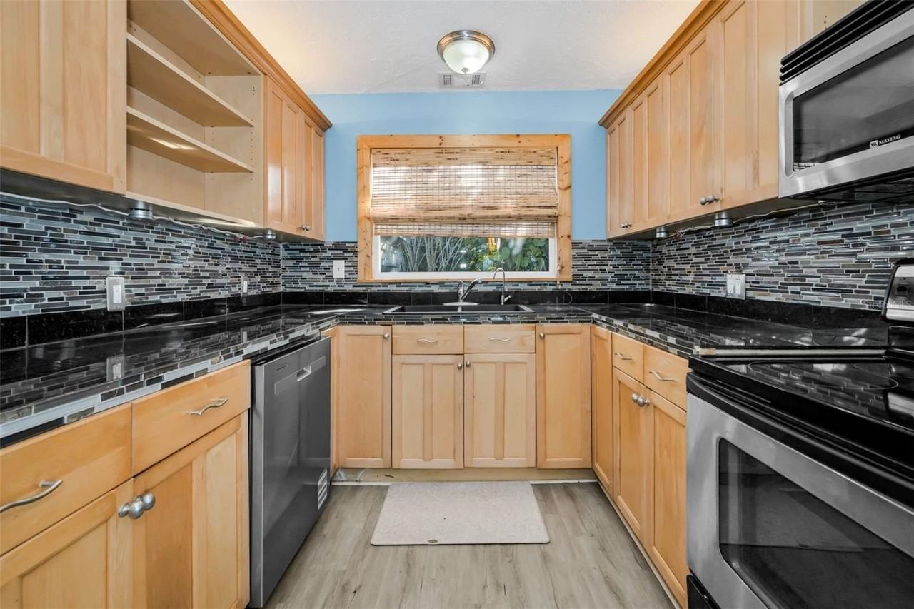 1122 E Oakwood St - Photo 7 of 15