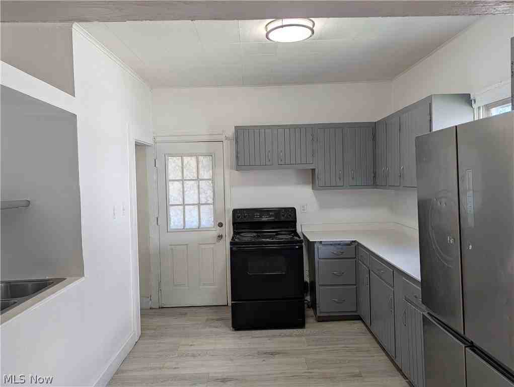 545 W 36th St - Photo 2 of 10
