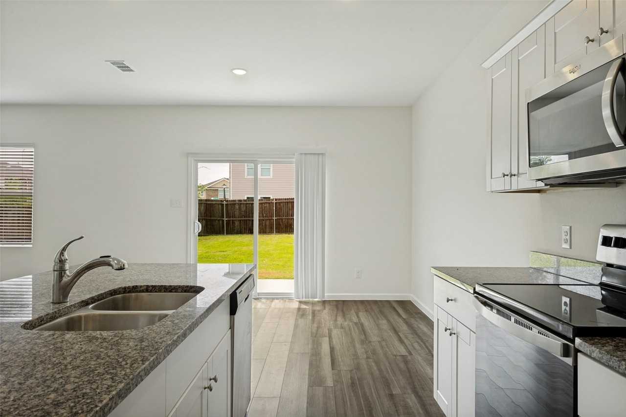 1702 Marquette Dr - Photo 6 of 31