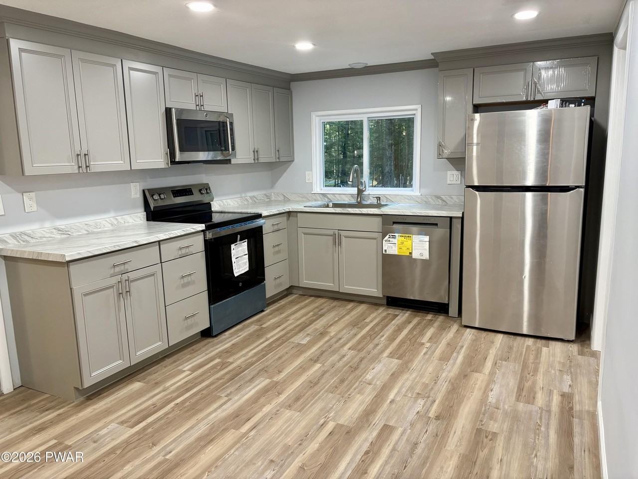 108 Spruce Dr - Photo 4 of 20