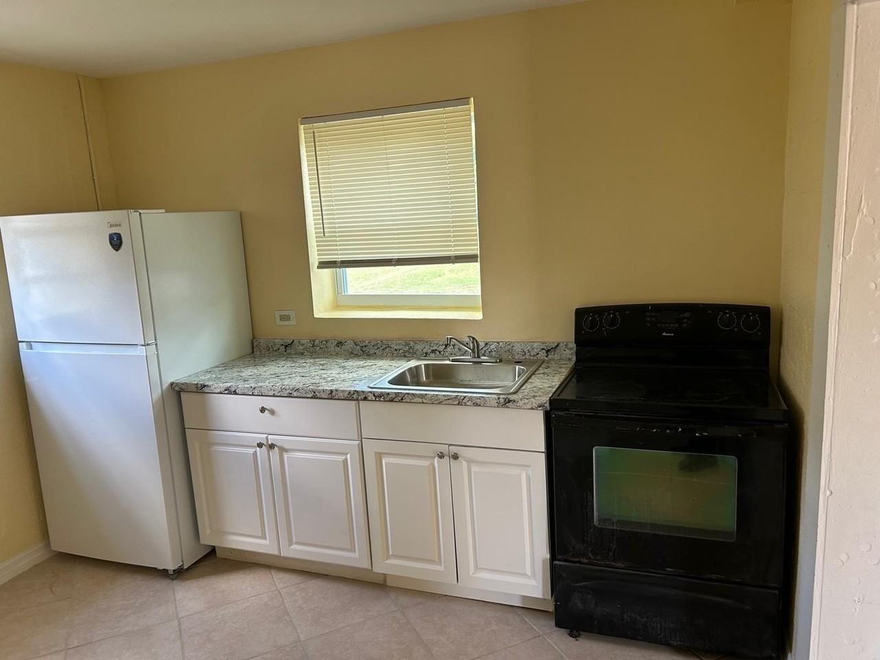 371 Banyan Ave - Photo 2 of 12