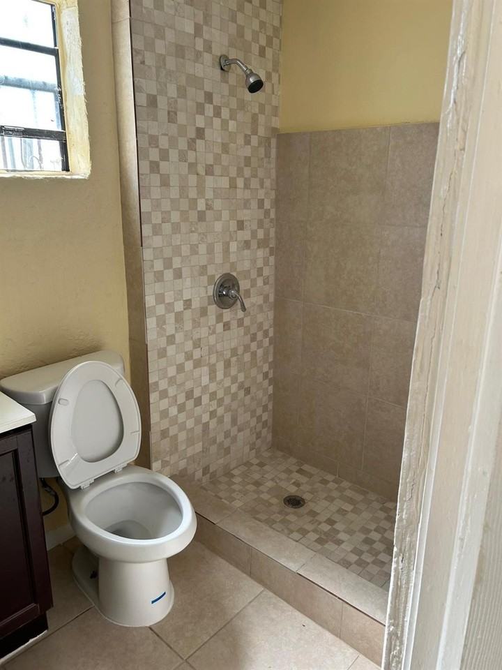 371 Banyan Ave - Photo 3 of 12