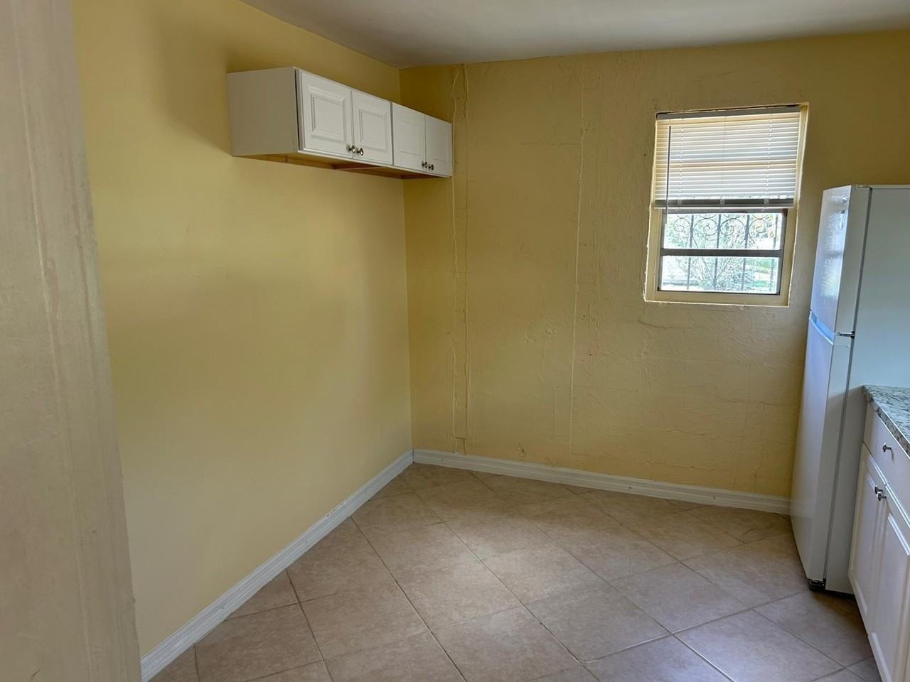 371 Banyan Ave - Photo 5 of 12