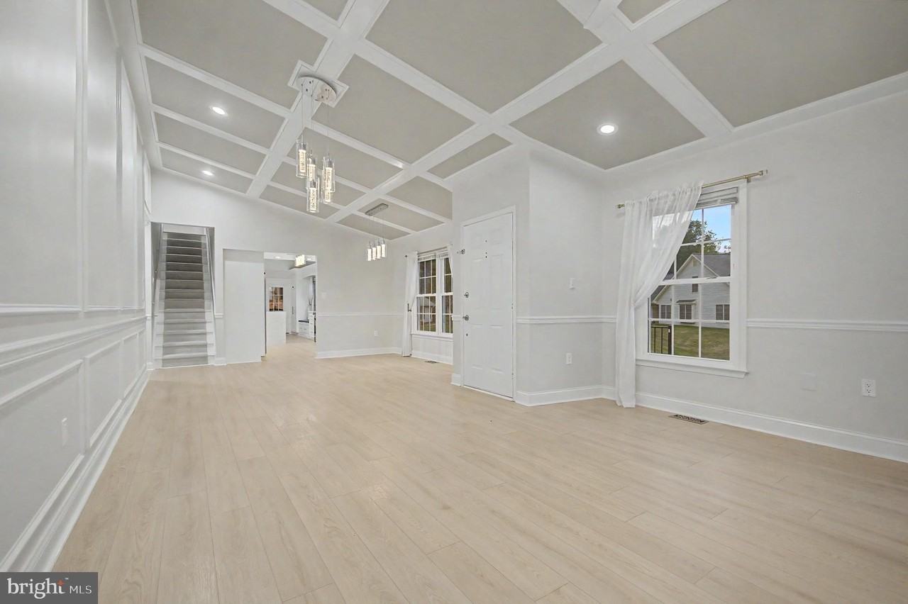 2501 Eastern Point Ct - Photo 6 of 39