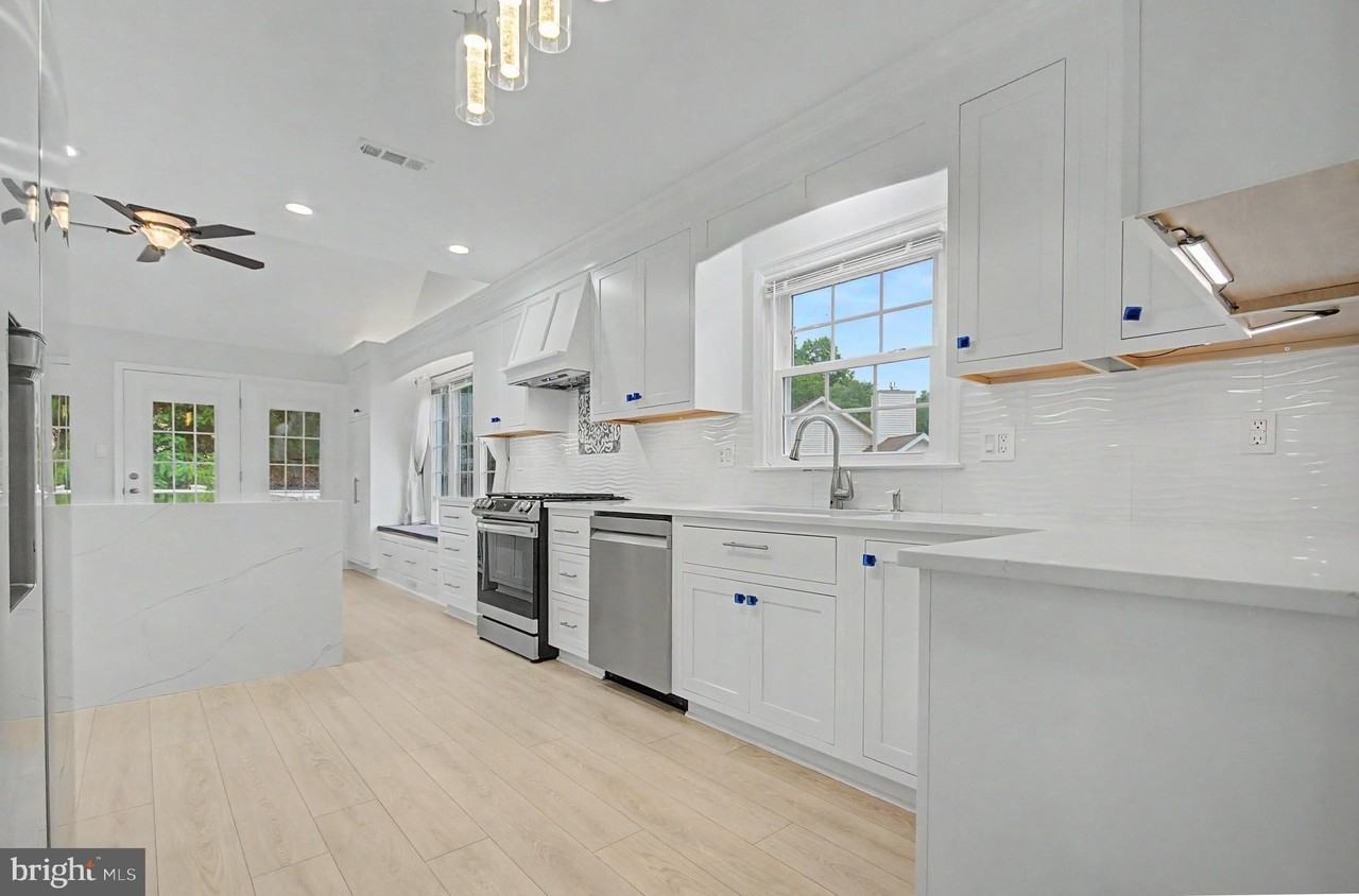 2501 Eastern Point Ct - Photo 7 of 39