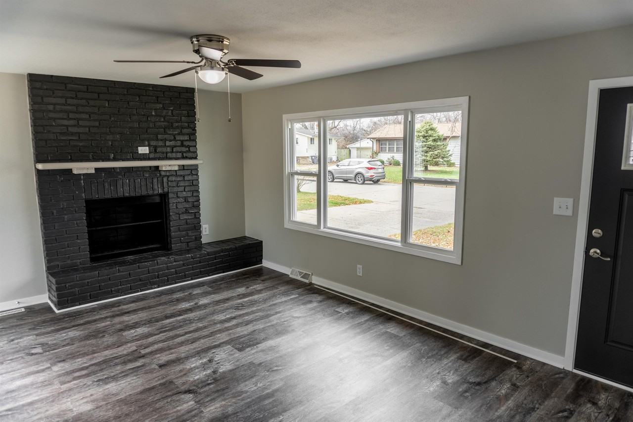 2355 Hawthorne Ct #1 - Photo 3 of 12