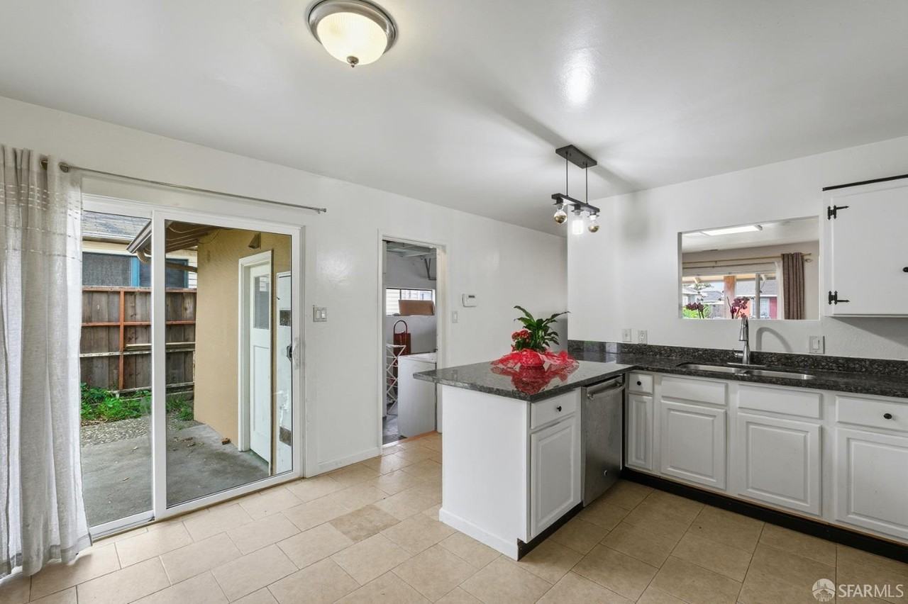 3421 Roosevelt Avenue - Photo 4 of 9