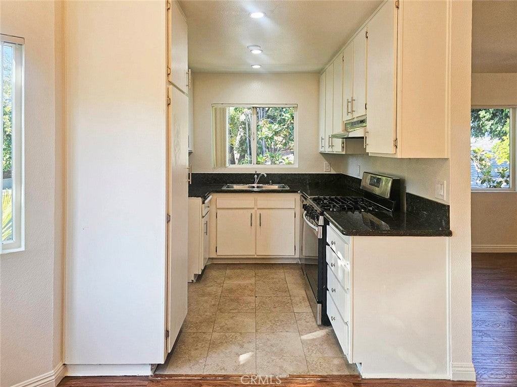 430 E Valencia Ave - Photo 4 of 18