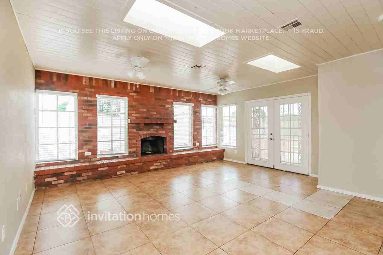 656 S Robin Ln - Photo 3 of 17