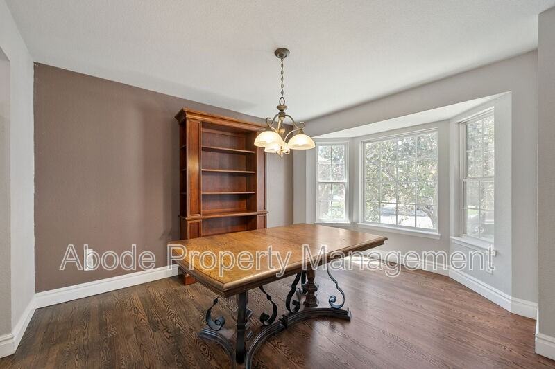 2214 Andrews St - Photo 5 of 31