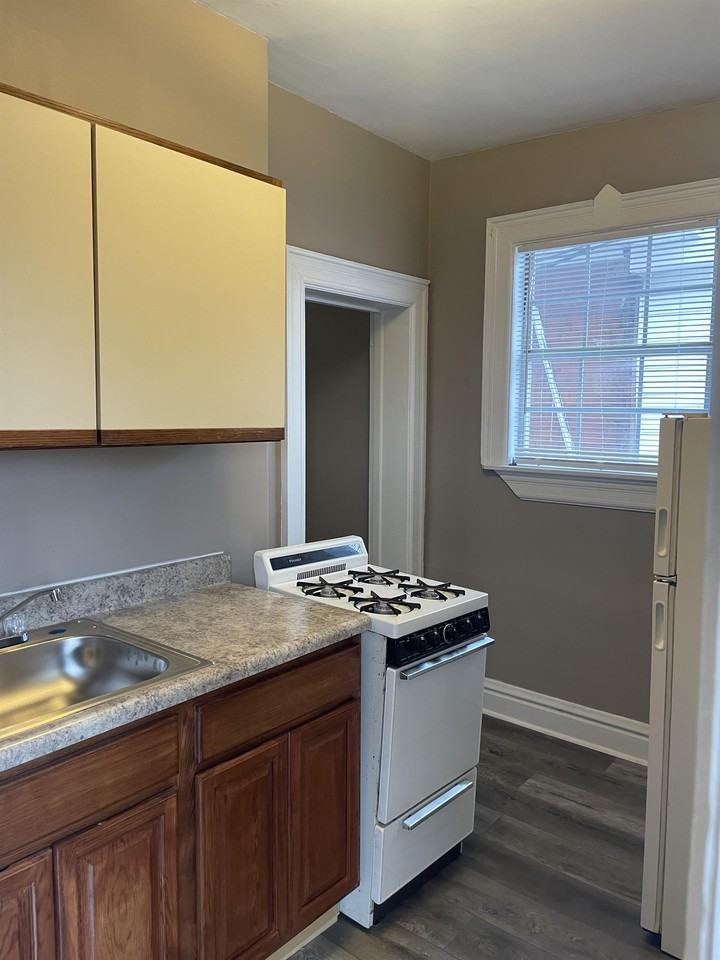 1003 8TH STREET - Photo 2 of 5