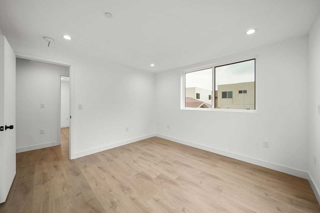 171 S Hoover St - Photo 6 of 50