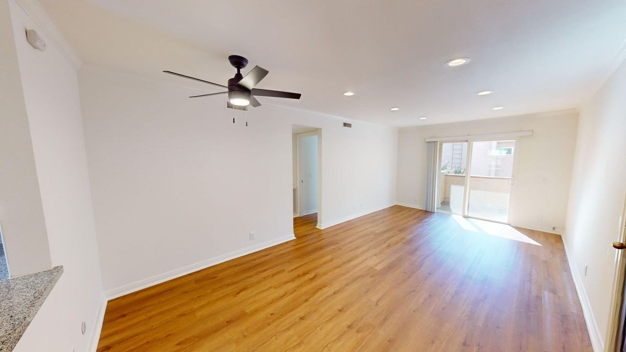 6 WEEKS FREE!! Steps from Fallbrook Mall - Photo 6 of 10