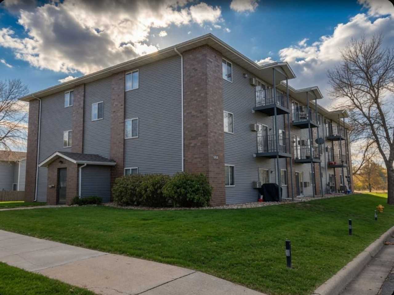 Lakeport Village Apartments - Photo 6 of 12