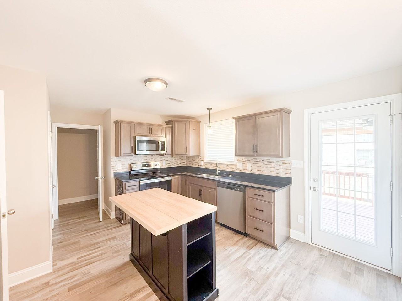 796 Lillian Grace Dr - Photo 3 of 18