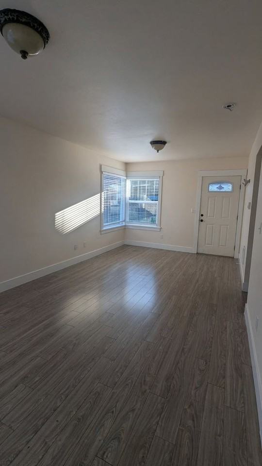 1019 1/2 5th St - Photo 2 of 7