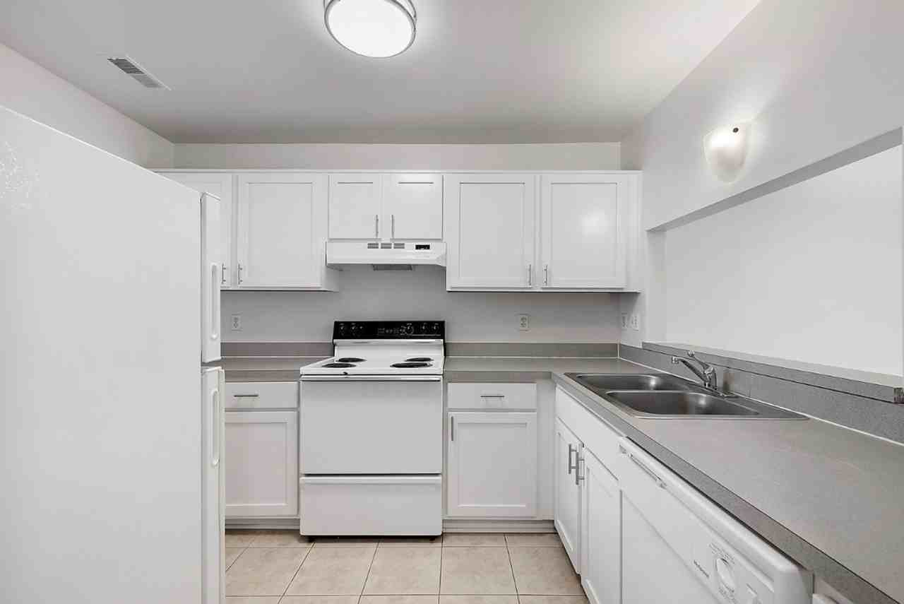 Whispering Lakes Apts - Photo 2 of 7