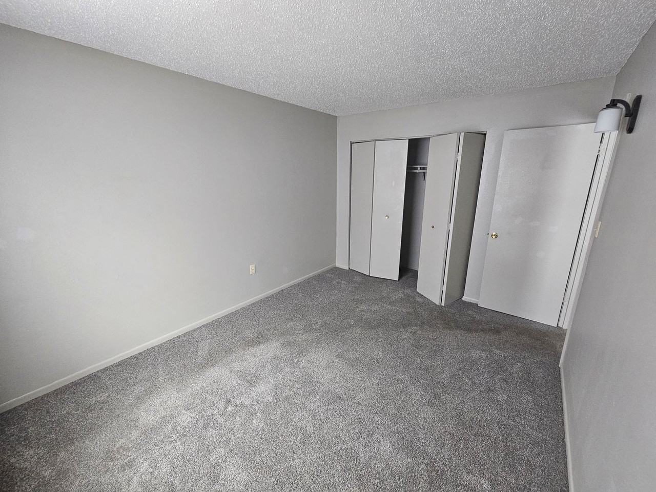 307 N Prairieview Rd - Photo 2 of 12