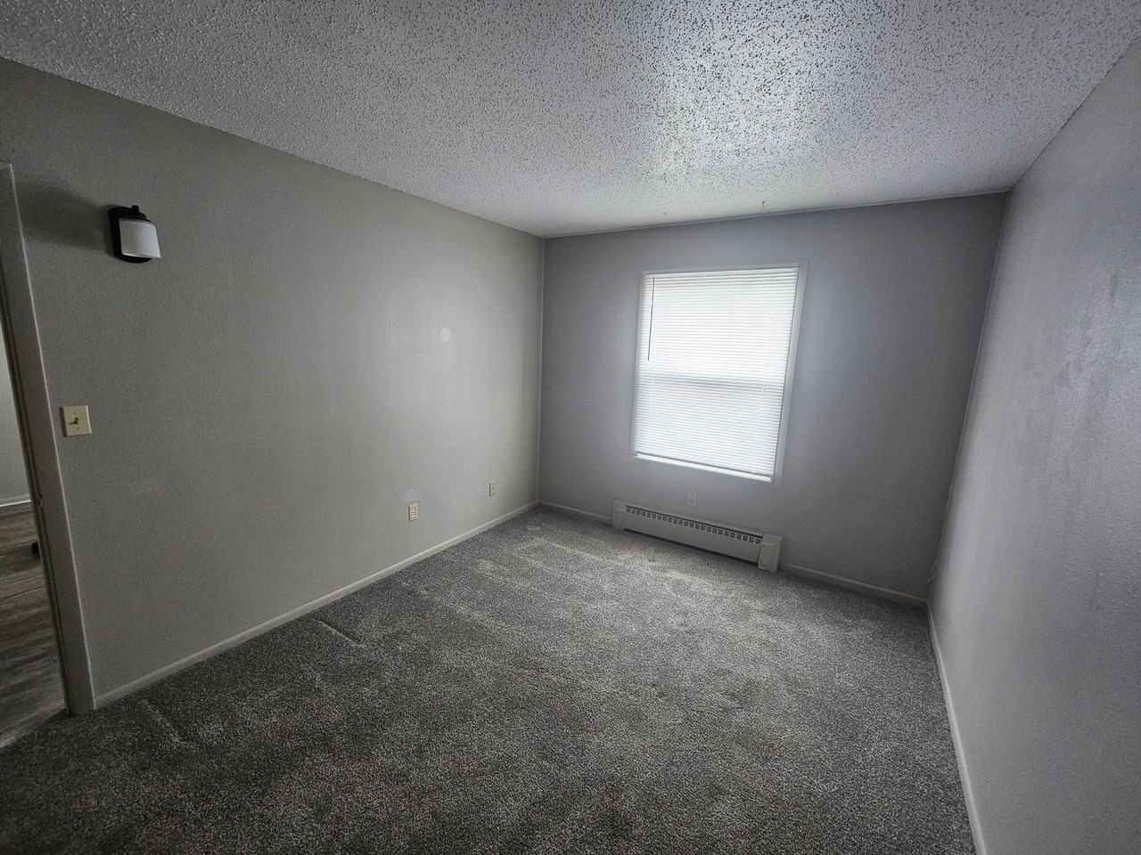 307 N Prairieview Rd - Photo 3 of 12