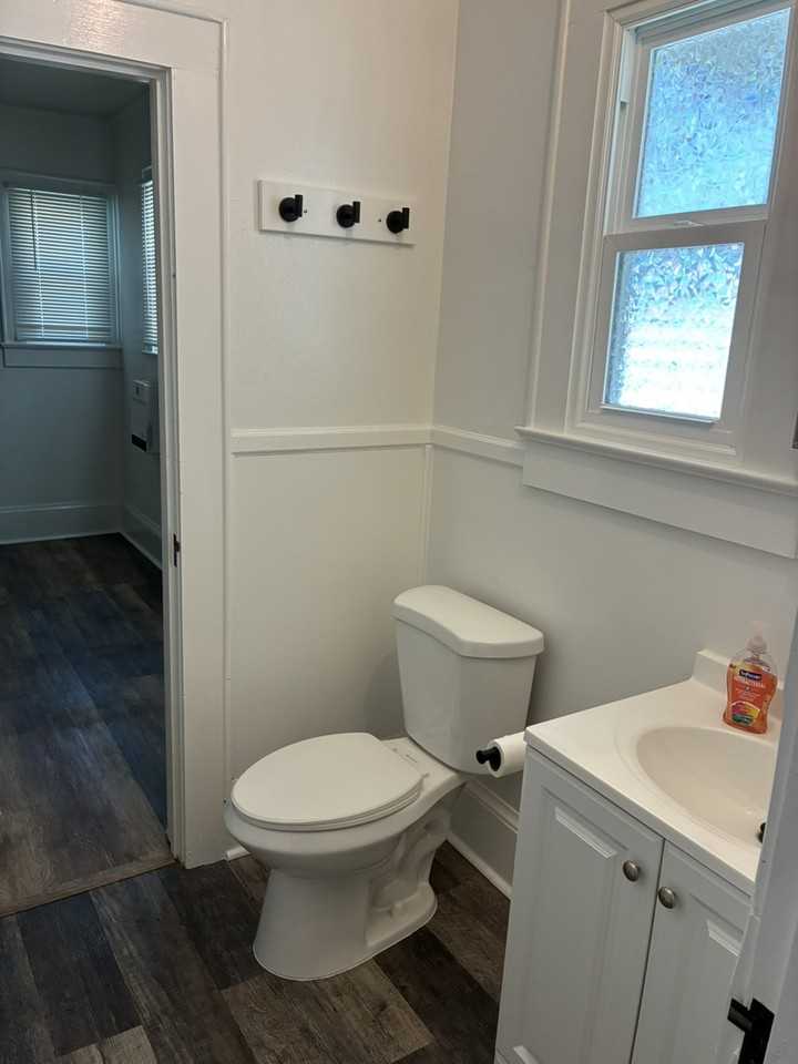 211 Loomis Ave - Photo 2 of 11