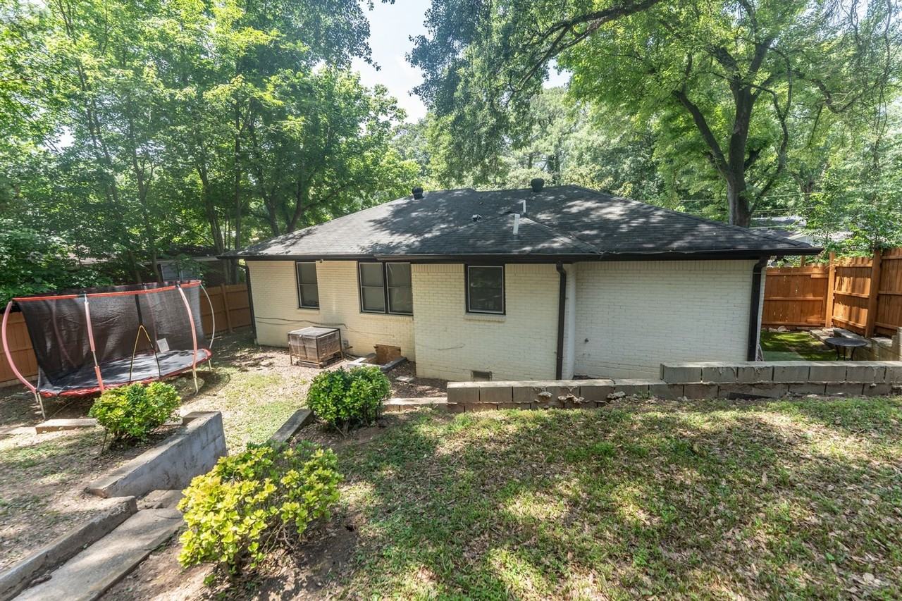 1090 Indale Pl Sw - Photo 4 of 18