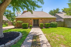 featured image of 911 Montview Dr