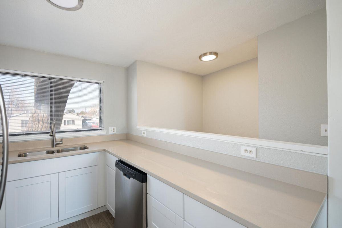6252 Pontiac St - Photo 3 of 25