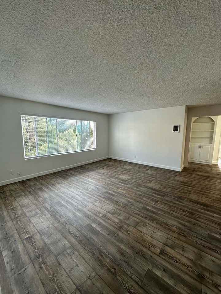 Versailles Apts. - Photo 5 of 18