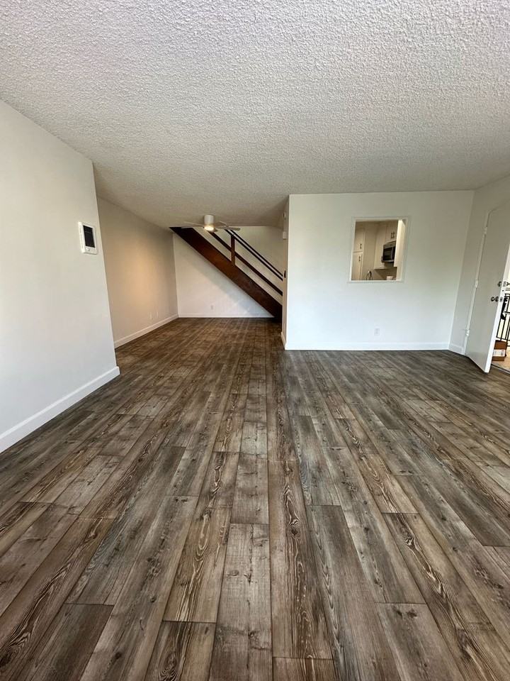Versailles Apts. - Photo 6 of 18