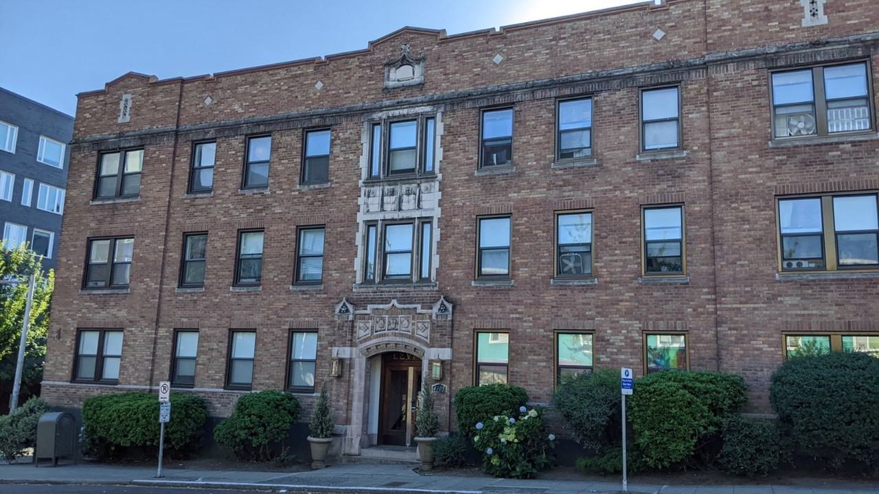 UW01 Levere-4105 Brooklyn Ave NE - Photo 3 of 31