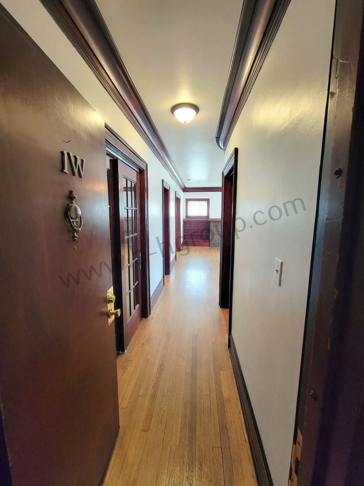 811 60th St - Photo 4 of 25