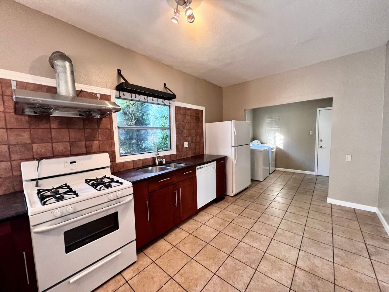 3209 Hannah St - Photo 7 of 18