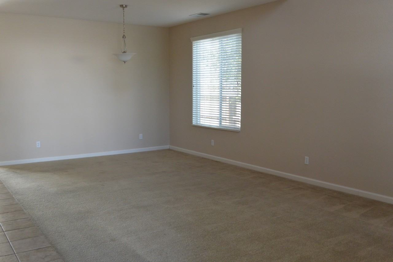 3337 W Tyler Ave - Photo 5 of 10
