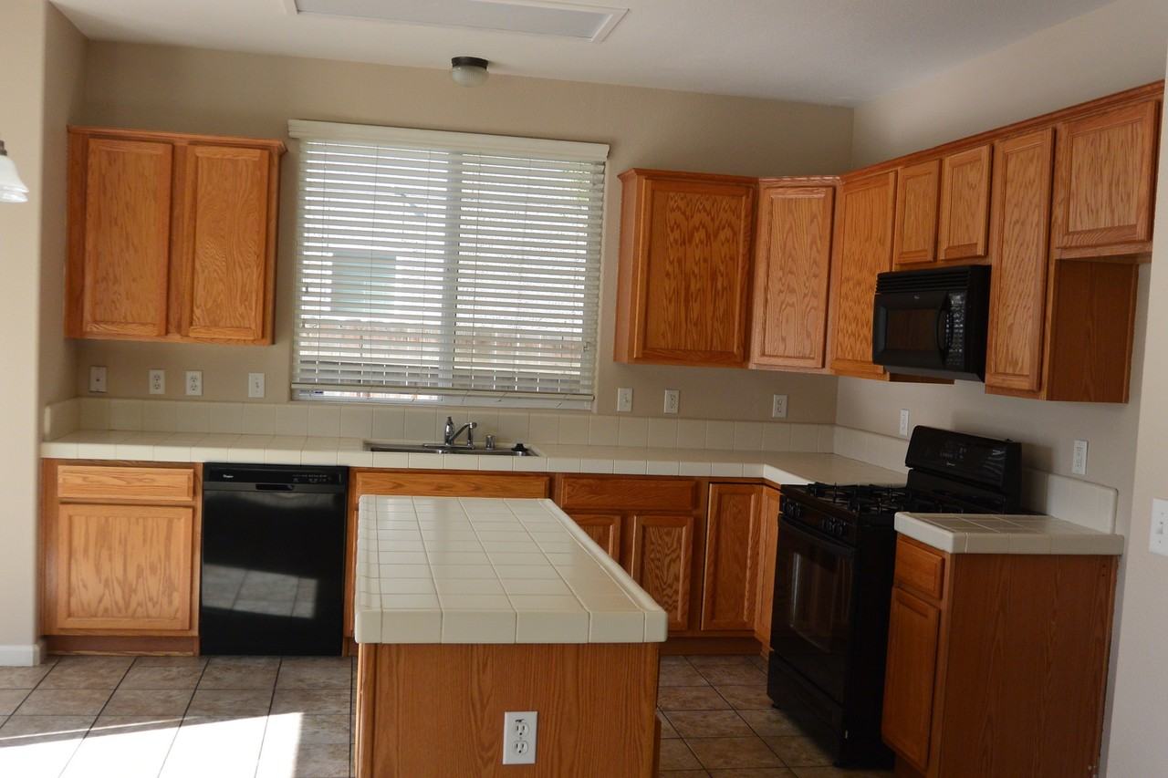 3337 W Tyler Ave - Photo 7 of 10