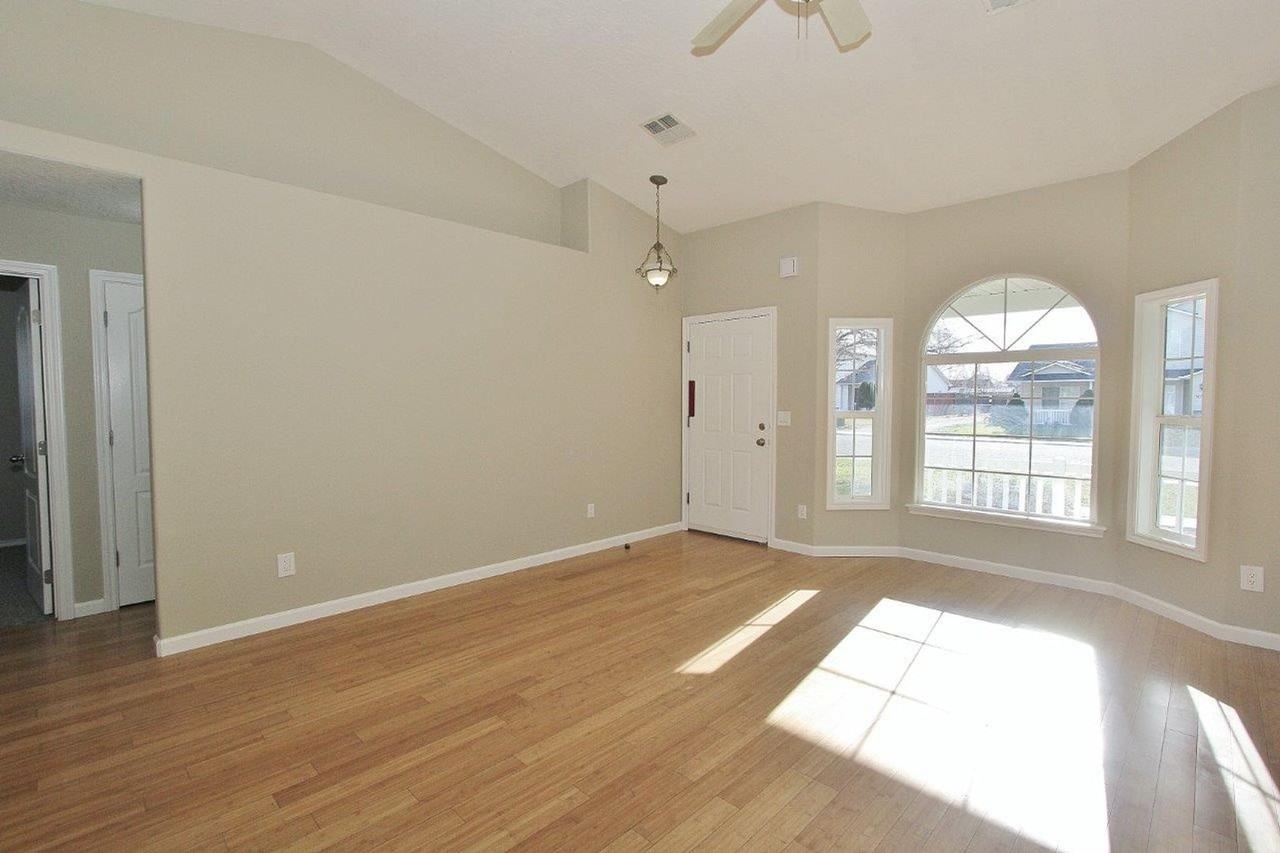 976 W Idaho Ave - Photo 5 of 24