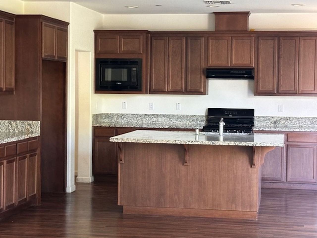 18281 Parkside Ct - Photo 4 of 28