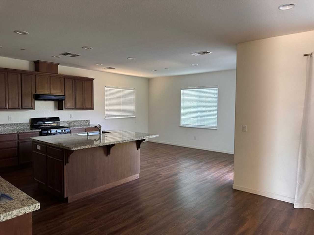 18281 Parkside Ct - Photo 5 of 28