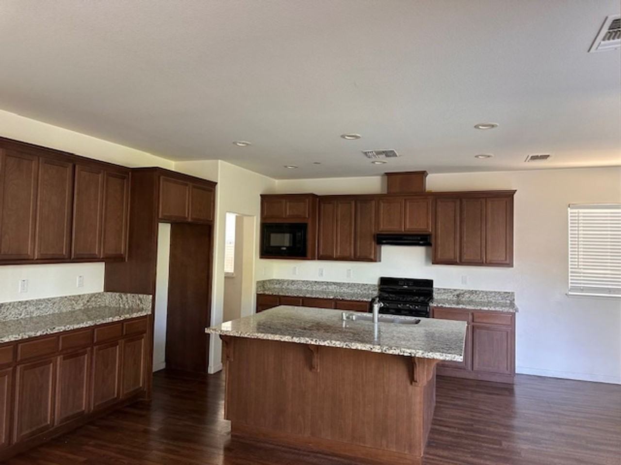 18281 Parkside Ct - Photo 6 of 28