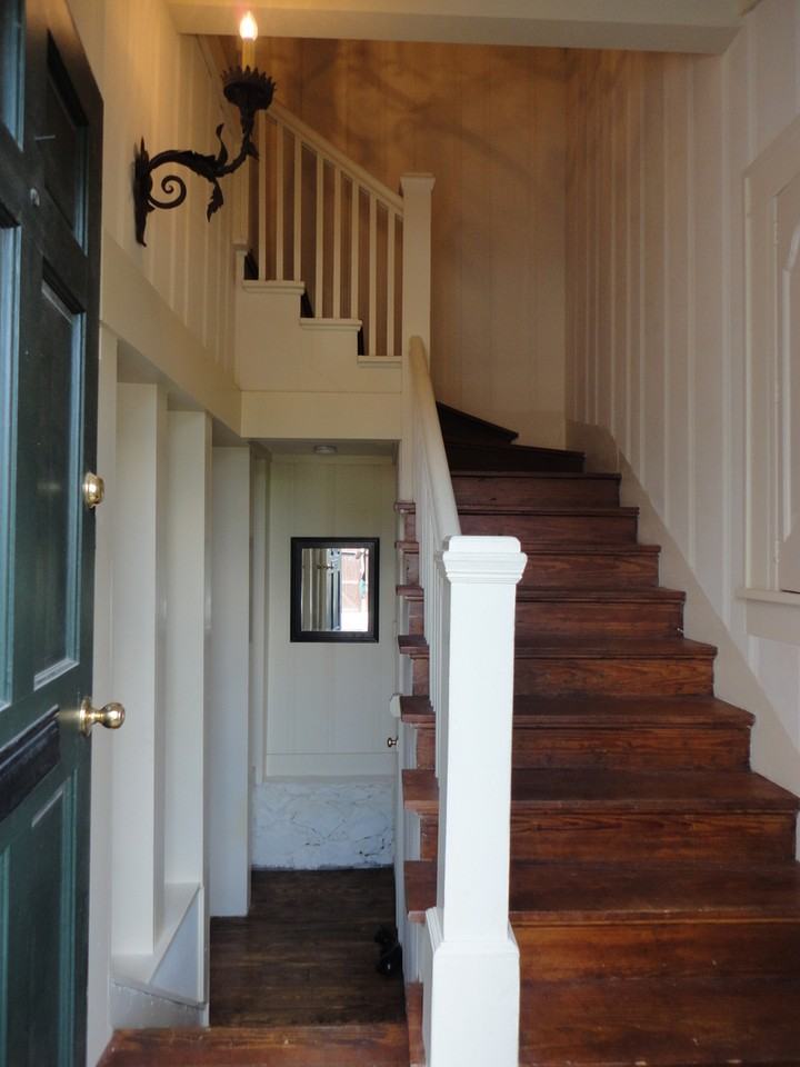 712 Haskell St - Photo 2 of 10