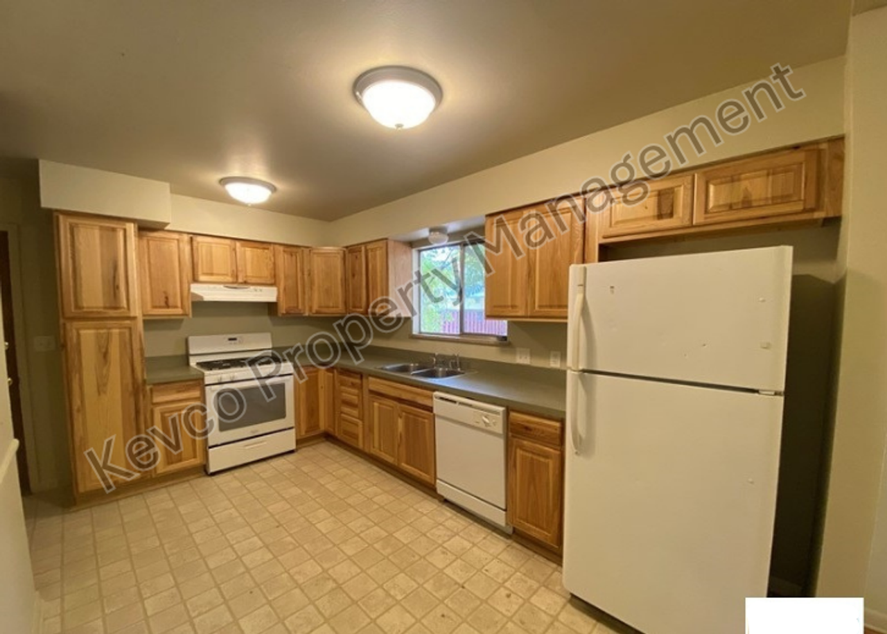 1313 Fairview Dr - Photo 4 of 17