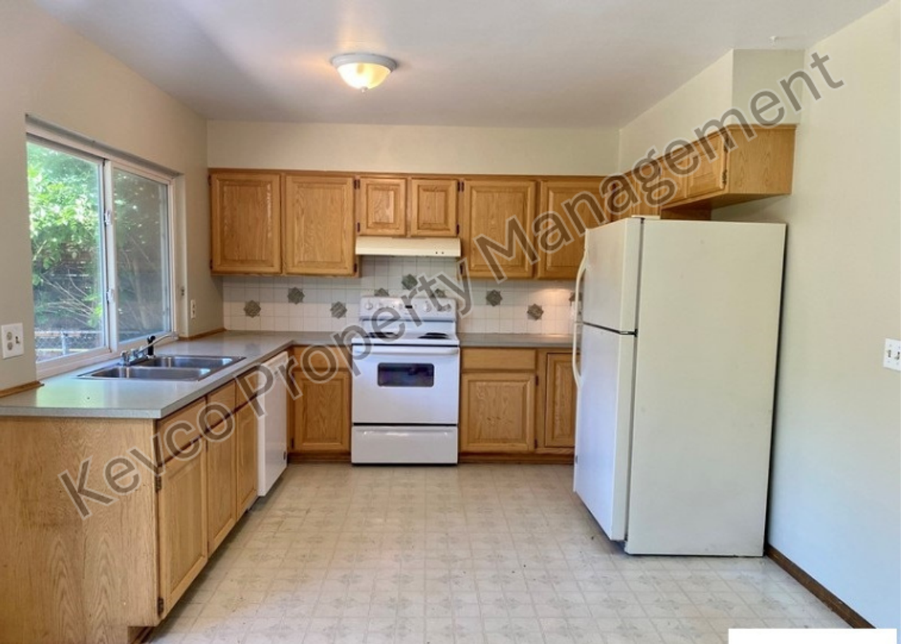 2805 Redwing Rd - Photo 5 of 25
